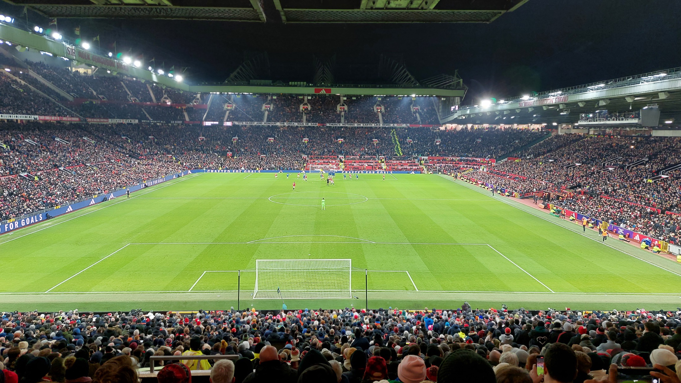 Old Trafford lotado à noite, visto da Stretford End em 2023