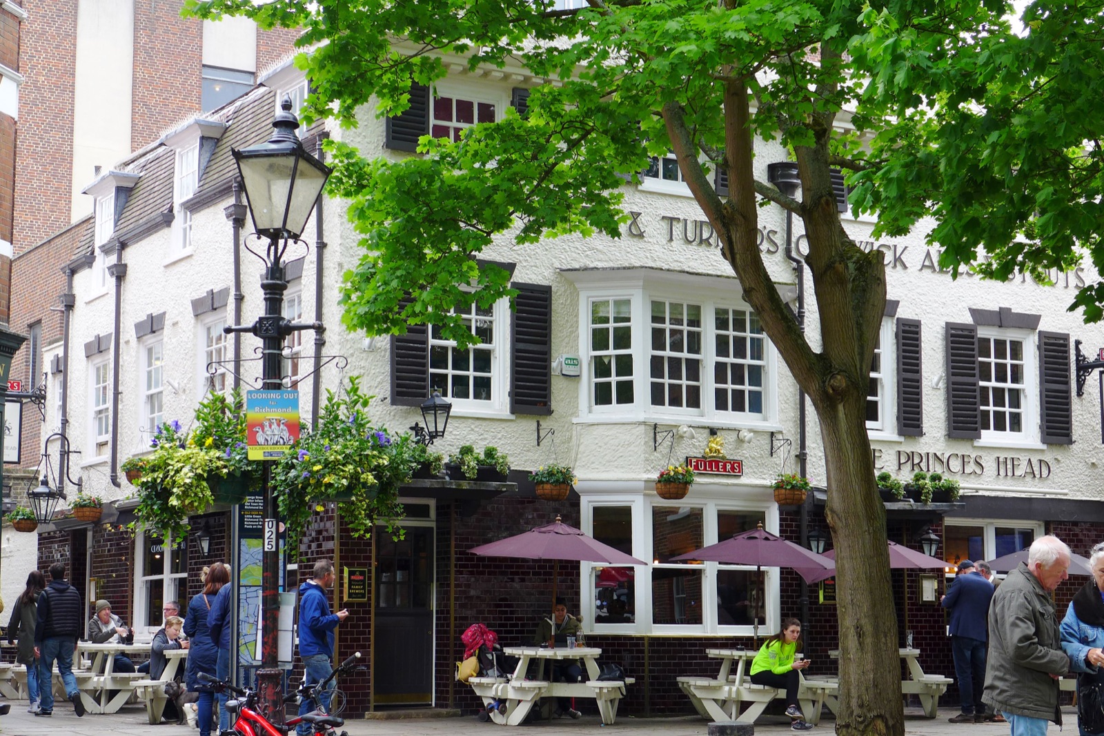 Fachada branca do Prince’s Head em Richmond, fotografia de 2017