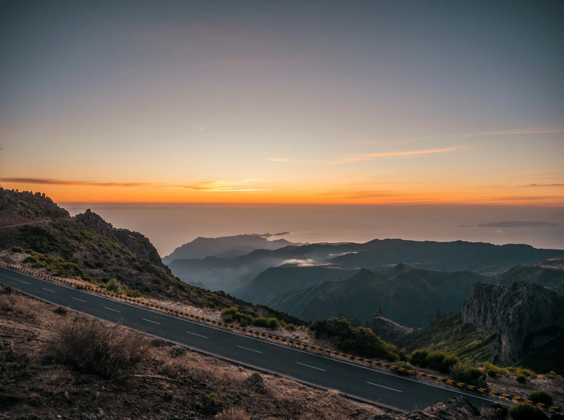 Estrada de montanha ao pôr do sol, Madeira