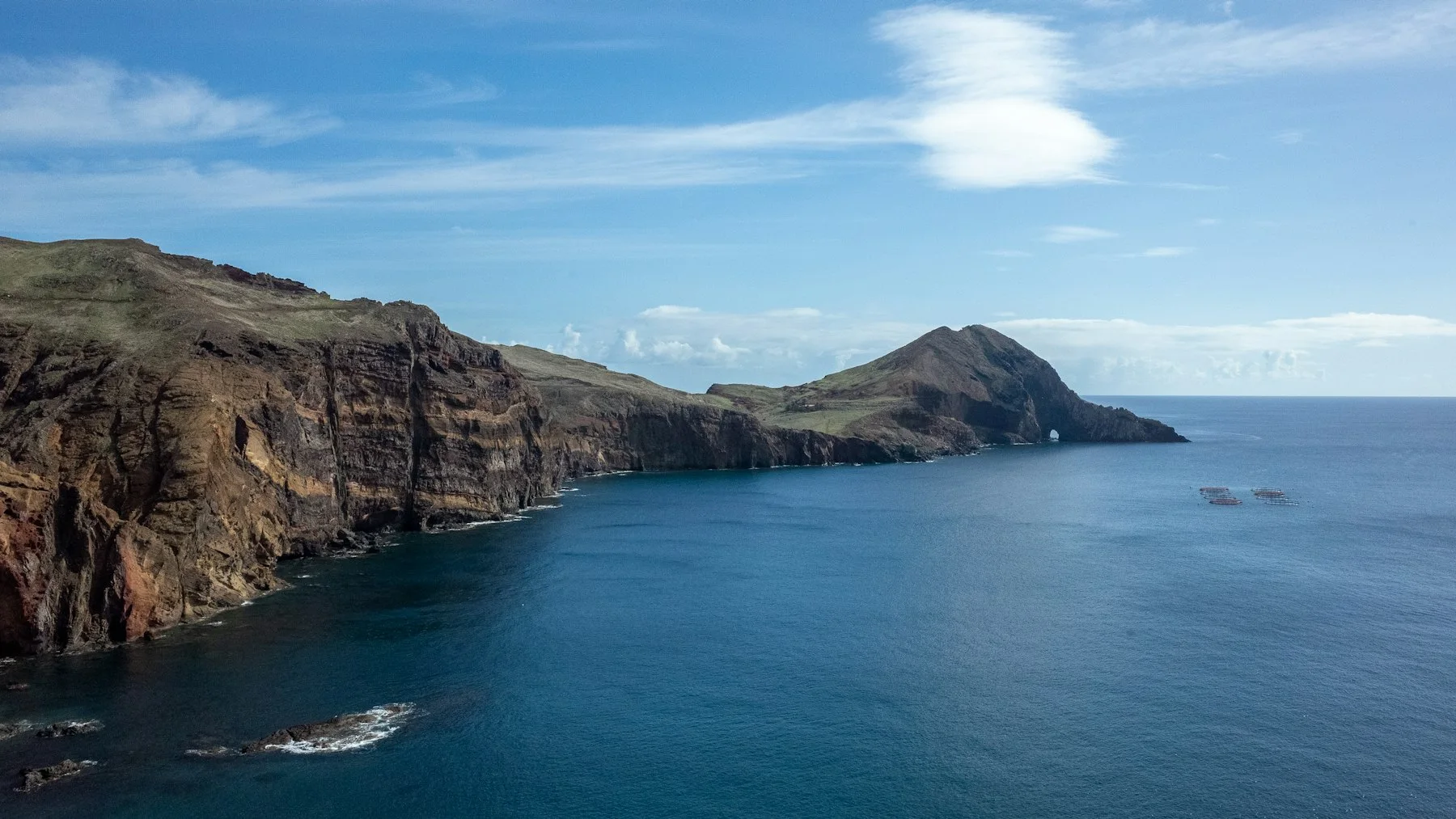 Ponta de São Lourenço, terra vulcânica e mar