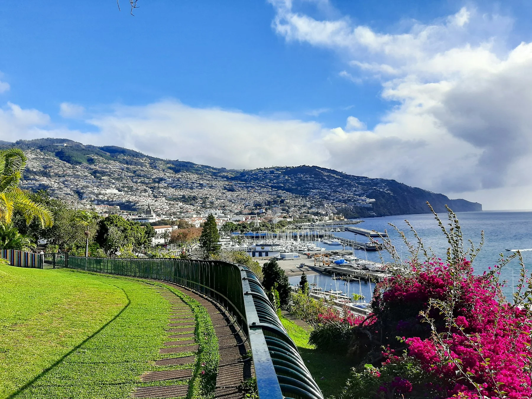 Funchal visto do alto, cidade e mar