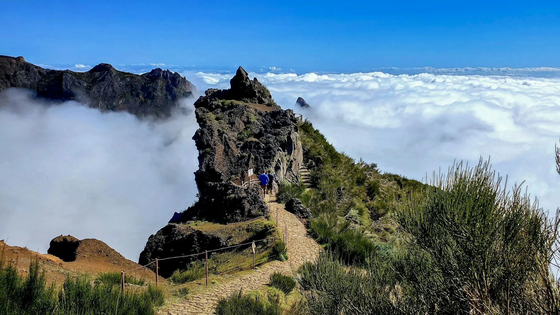 Caminhantes acima das nuvens no Pico do Areeiro