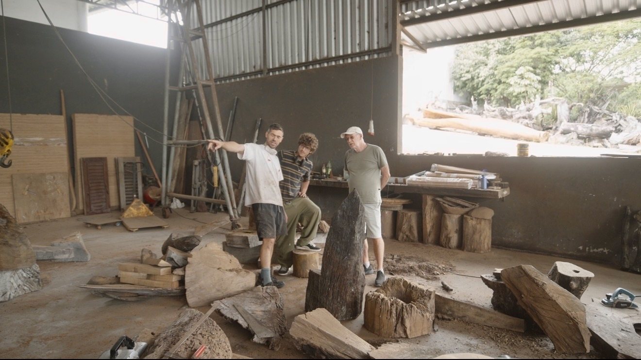 Hugo França e Max Lamb trabalhando no ateliê em Trancoso